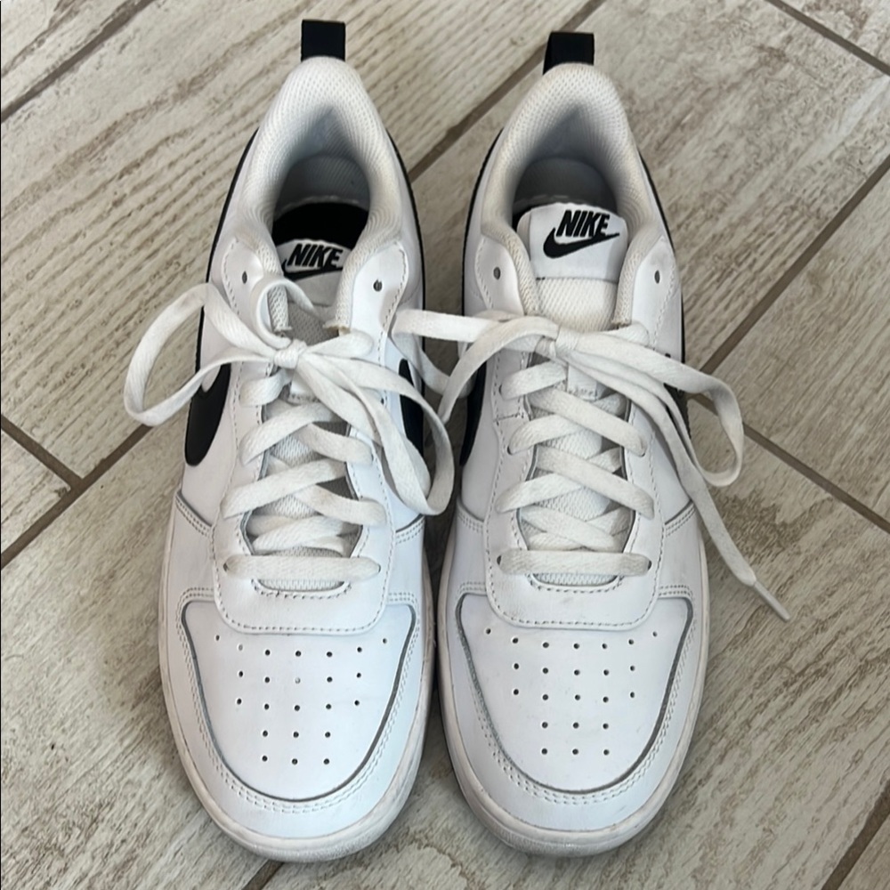 Nike White court burrow low